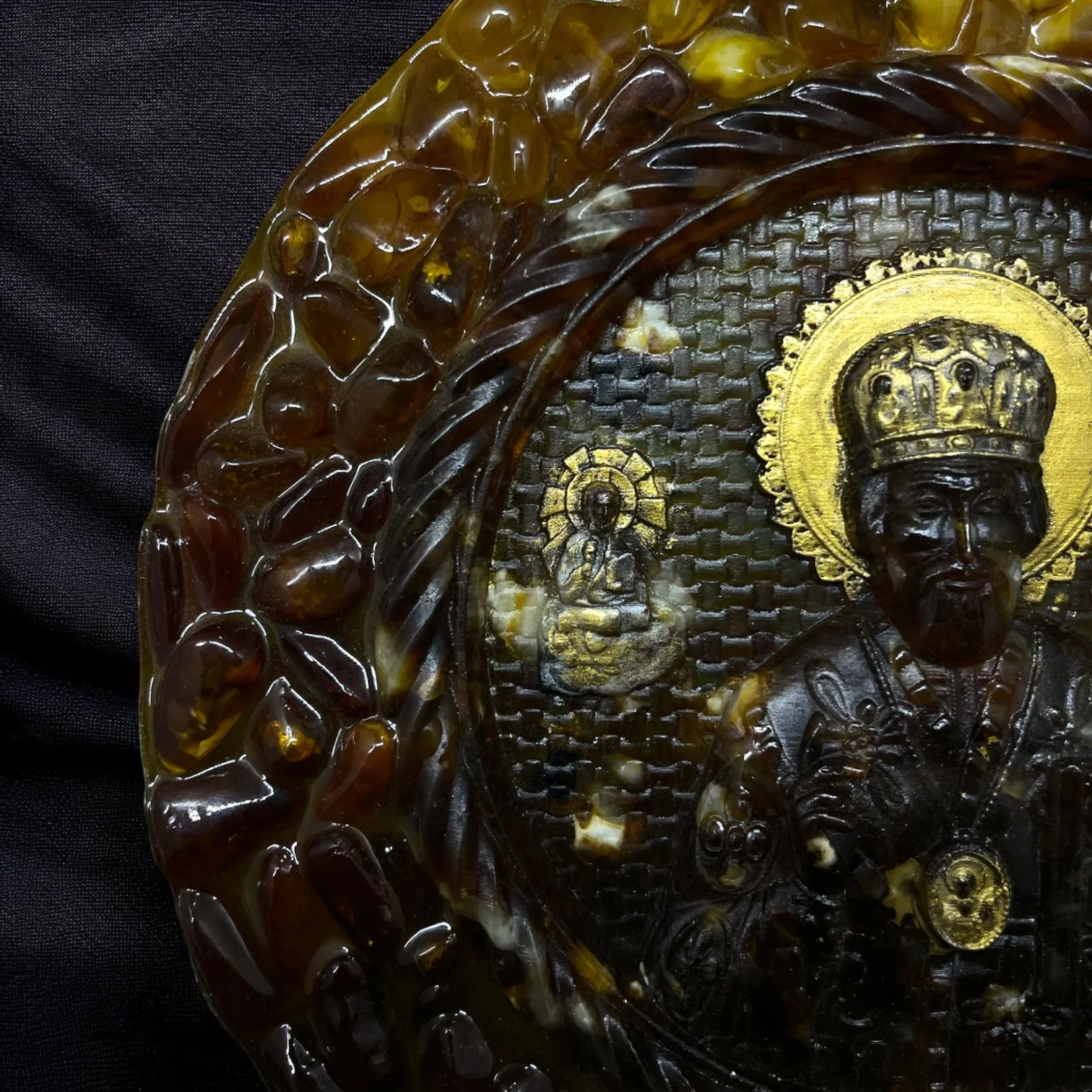 Релігійна ікона "Святий Миколай" з натурального бурштину й позолотою.